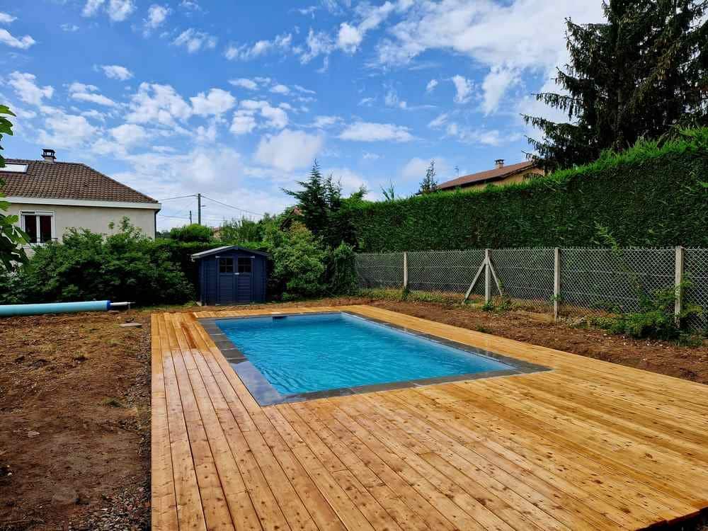Terrasse bordure de piscine