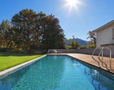 Terrasse bordure de piscine
